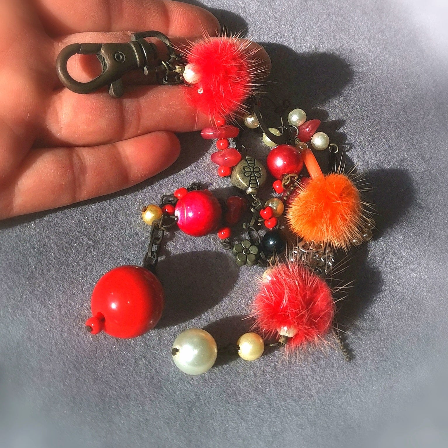 Schlüssel Anhänger Charm mit Perlen und Bijou Perlen, rot orange weiss, kraftvolle Lebensfreude