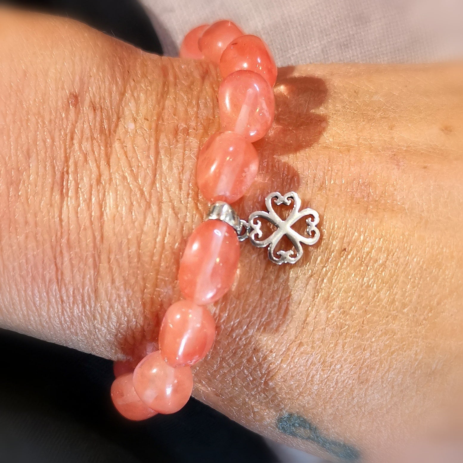 geweihtes Erdbeerquarz Kleeblatt Edelstein Heilstein Karma Armband, Schutz und Glück