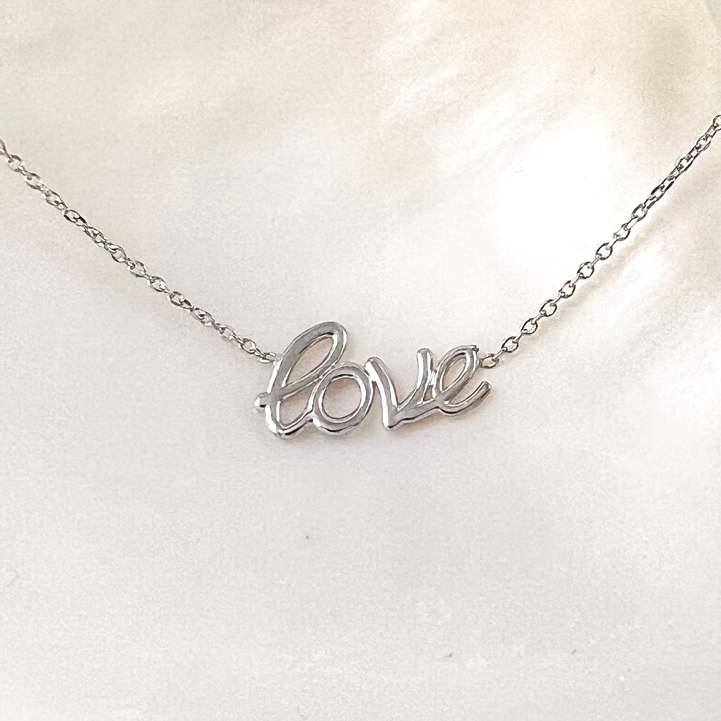 Collar con amuleto de la suerte de plata de ley LOVE love