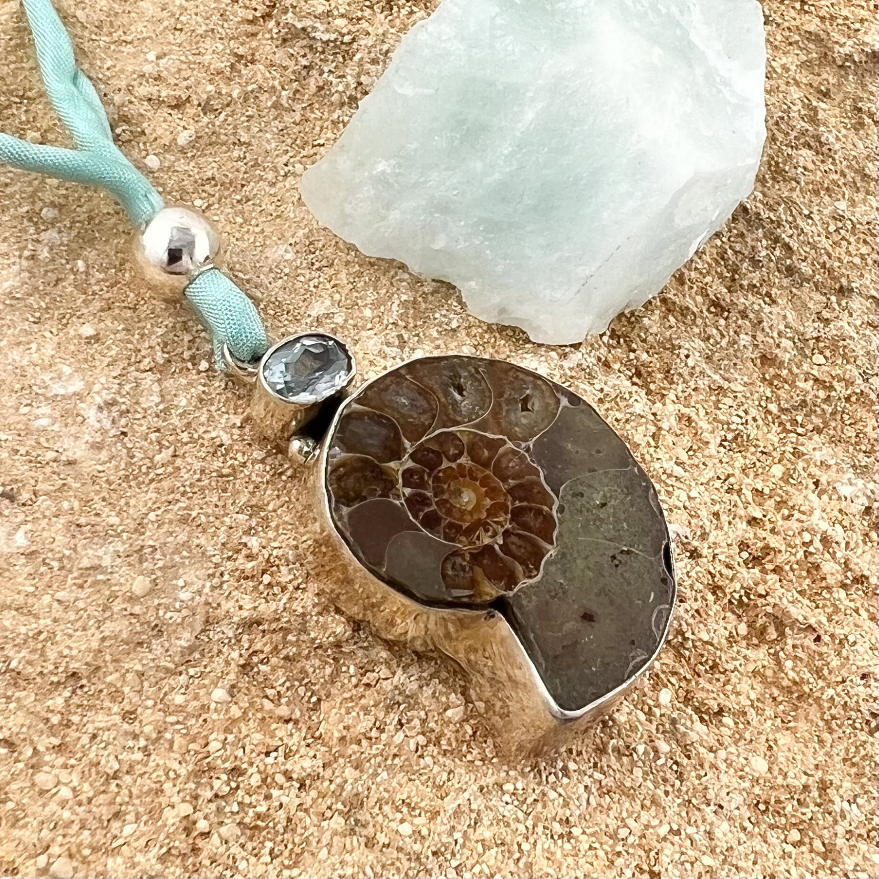 Ammonit mit Aquamarin, Fossil Edelstein Heilstein Karma Kette an Seide - Lust auf Leichtigkeit