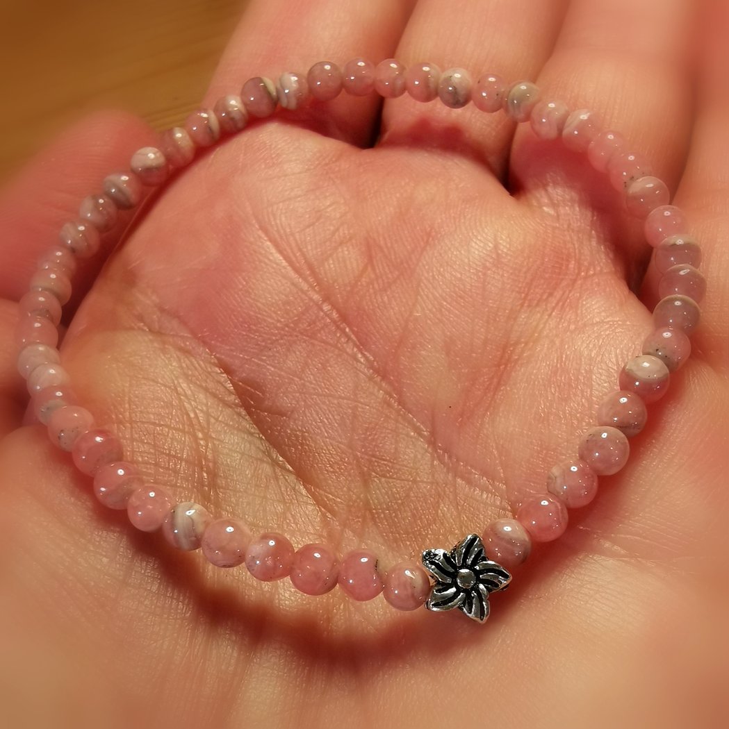 Rhodochrosit Edelstein Karma Armband, 3,5 mm Heilsteine mit Hibiskusblüte, im Paradies